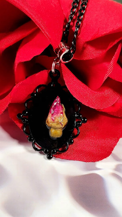 Collier camée sur le thème vintage 3D, véritable bouton de rose encapsulé dans de la résine, élégance intemporelle fabriquée à la main, art romantique figé dans le temps