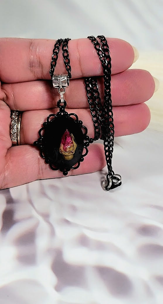 Collier camée sur le thème vintage 3D, véritable bouton de rose encapsulé dans de la résine, élégance intemporelle fabriquée à la main, art romantique figé dans le temps