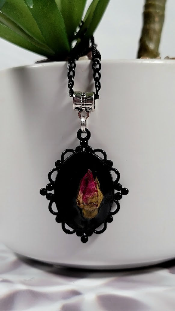 Collar de cameo con temática vintage en 3D, capullo de rosa real encapsulado en resina, elegancia atemporal hecha a mano, arte romántico congelado en el tiempo