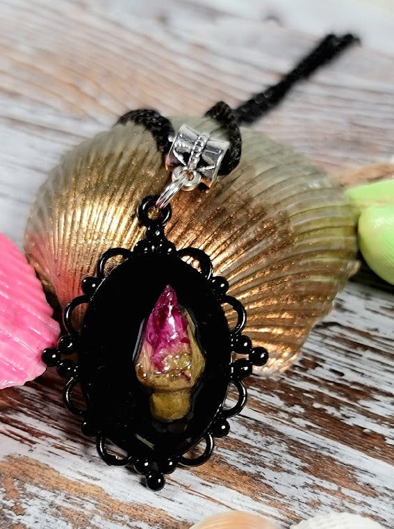 Collier camée sur le thème vintage 3D, véritable bouton de rose encapsulé dans de la résine, élégance intemporelle fabriquée à la main, art romantique figé dans le temps