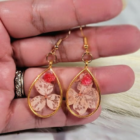 Boucles d’oreilles pétales roses et œillets, pendant gracieux en forme de larme, design floral unique préservé en 3D, bijoux romantiques fabriqués à la main, charme délicat