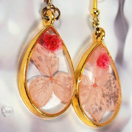 Boucles d’oreilles pétales roses et œillets, pendant gracieux en forme de larme, design floral unique préservé en 3D, bijoux romantiques fabriqués à la main, charme délicat