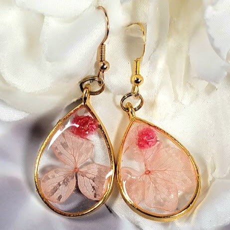 Boucles d’oreilles pétales roses et œillets, pendant gracieux en forme de larme, design floral unique préservé en 3D, bijoux romantiques fabriqués à la main, charme délicat