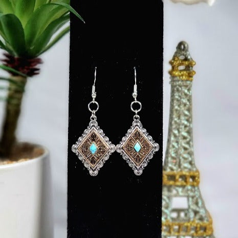 Boucles d’oreilles conçues par Concho du Sud-Ouest, accessoire rustique et raffiné, design inspiré de la selle traditionnelle, pendentifs en forme de diamant fabriqués à la main