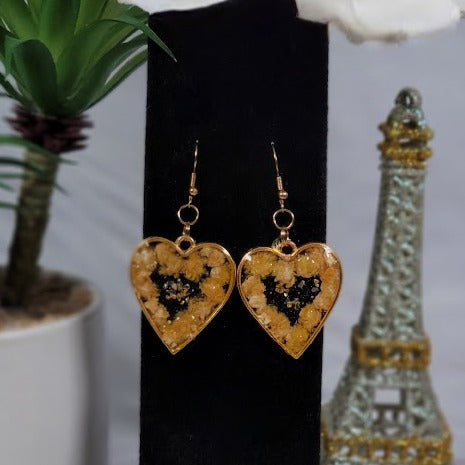 Pendientes románticos de clavel blanco, colgante en forma de corazón enmarcado con flores, joyería de moda de otoño delicada, joyería de encanto femenino atemporal