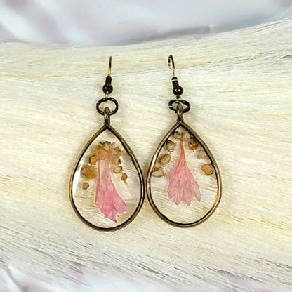 Boucles d’oreilles en pétales roses pour bébés préservés, art portable pour occasions polyvalentes, bijoux en résine écologique faits à la main, pendentif en forme de larme en bronze antique