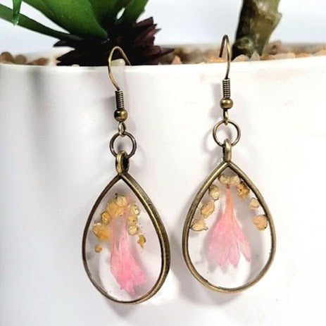 Boucles d’oreilles en pétales roses pour bébés préservés, art portable pour occasions polyvalentes, bijoux en résine écologique faits à la main, pendentif en forme de larme en bronze antique