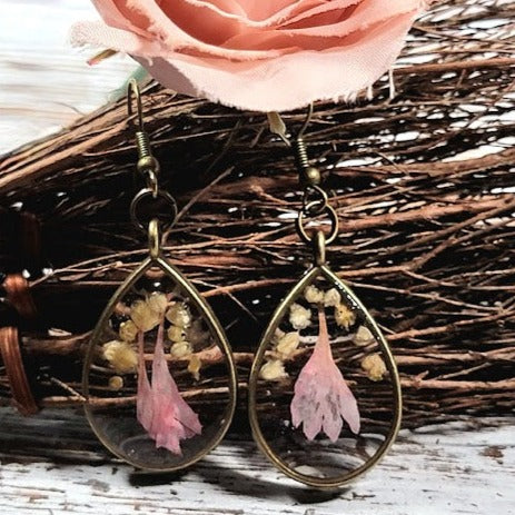 Boucles d’oreilles en pétales roses pour bébés préservés, art portable pour occasions polyvalentes, bijoux en résine écologique faits à la main, pendentif en forme de larme en bronze antique