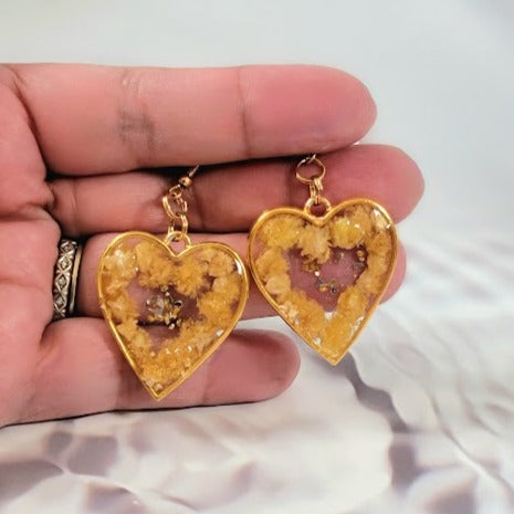 Pendientes románticos de clavel blanco, colgante en forma de corazón enmarcado con flores, joyería de moda de otoño delicada, joyería de encanto femenino atemporal