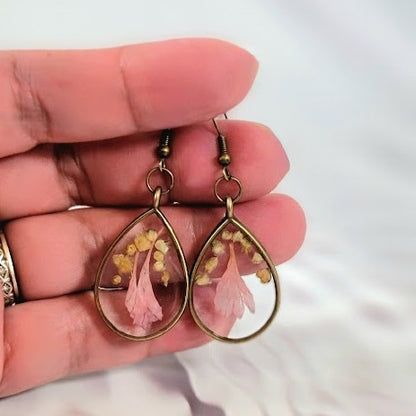 Boucles d’oreilles en pétales roses pour bébés préservés, art portable pour occasions polyvalentes, bijoux en résine écologique faits à la main, pendentif en forme de larme en bronze antique