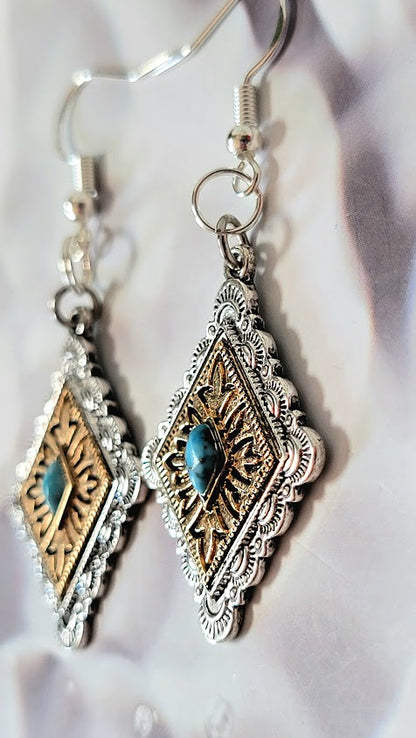 Boucles d’oreilles conçues par Concho du Sud-Ouest, accessoire rustique et raffiné, design inspiré de la selle traditionnelle, pendentifs en forme de diamant fabriqués à la main