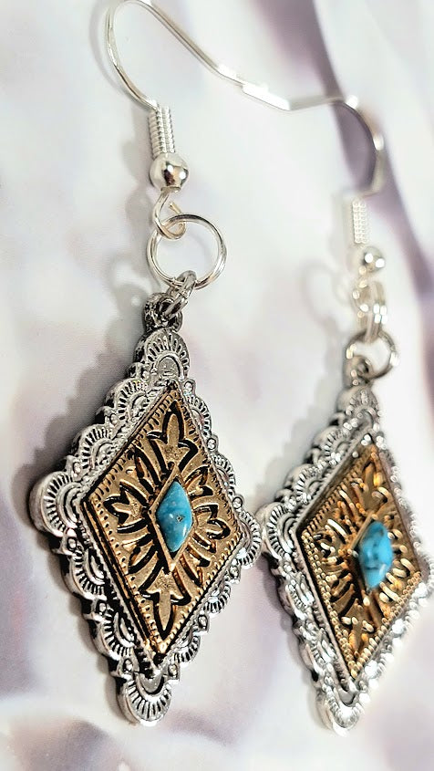 Boucles d’oreilles conçues par Concho du Sud-Ouest, accessoire rustique et raffiné, design inspiré de la selle traditionnelle, pendentifs en forme de diamant fabriqués à la main