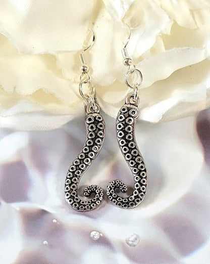 Boucle d’oreille artistique Octopus Tentacule Dangle, Bijoux à thème nautique, Accessoire unique de la vie marine, Goutte inspirée des créatures marines non conventionnelles