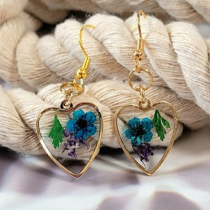 Conception complexe de mini arrangement floral, boucle d’oreille élégante de fleur bleue et pourpre, cadeau unique pour l’amoureux de la nature, pendentif miniature en forme de coeur