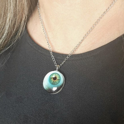 Spooky Eyeball Necklace, Gaze of Mystery Pendant, Chic & Creepy Halloween Jewelry, Eerie Vibe for Any Costume, Unique Gothic Style Look