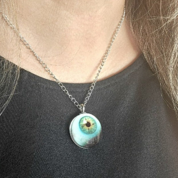 Collar con colgante de globo ocular espeluznante, mirada de misterio, joyería de Halloween elegante y espeluznante, ambiente espeluznante para cualquier disfraz, aspecto de estilo gótico único