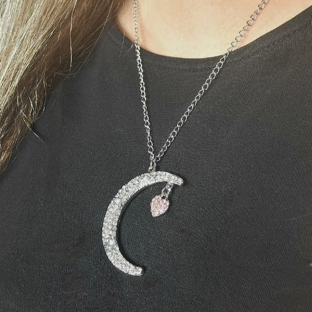 Collier Enchanted Luna Love, Pendentif élégant pour les amoureux de la lune, Charme céleste en cristal élégant, Cadeau romantique fantaisiste, Bijoux enchantés