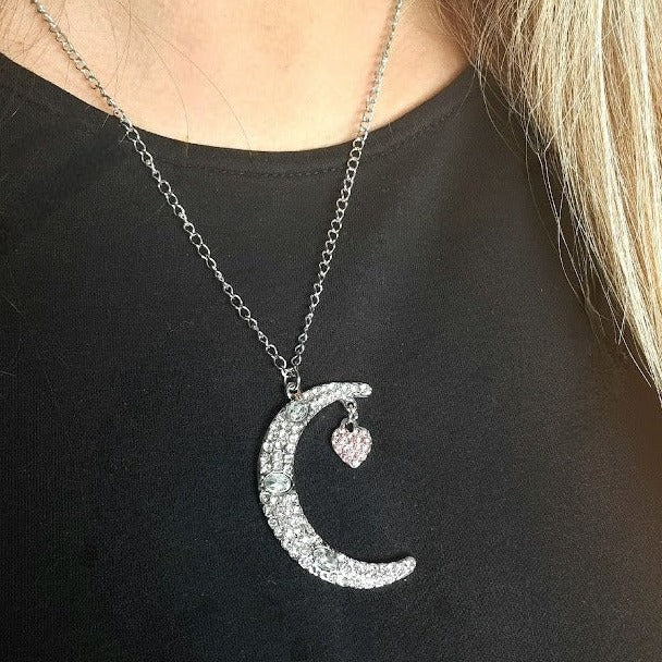 Collier Enchanted Luna Love, Pendentif élégant pour les amoureux de la lune, Charme céleste en cristal élégant, Cadeau romantique fantaisiste, Bijoux enchantés