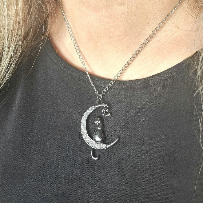 Collier mystique de chat et de lune, élégance féline sur un croissant chatoyant, bijoux uniques de poussin effrayant, accessoire de tendance céleste fashionista