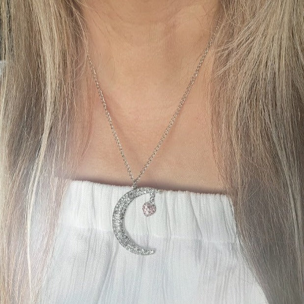 Collier Enchanted Luna Love, Pendentif élégant pour les amoureux de la lune, Charme céleste en cristal élégant, Cadeau romantique fantaisiste, Bijoux enchantés