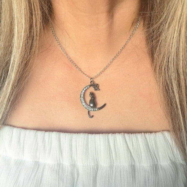 Collier mystique de chat et de lune, élégance féline sur un croissant chatoyant, bijoux uniques de poussin effrayant, accessoire de tendance céleste fashionista