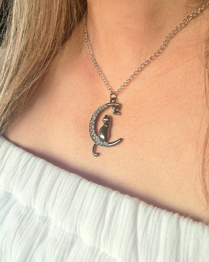 Collier mystique de chat et de lune, élégance féline sur un croissant chatoyant, bijoux uniques de poussin effrayant, accessoire de tendance céleste fashionista