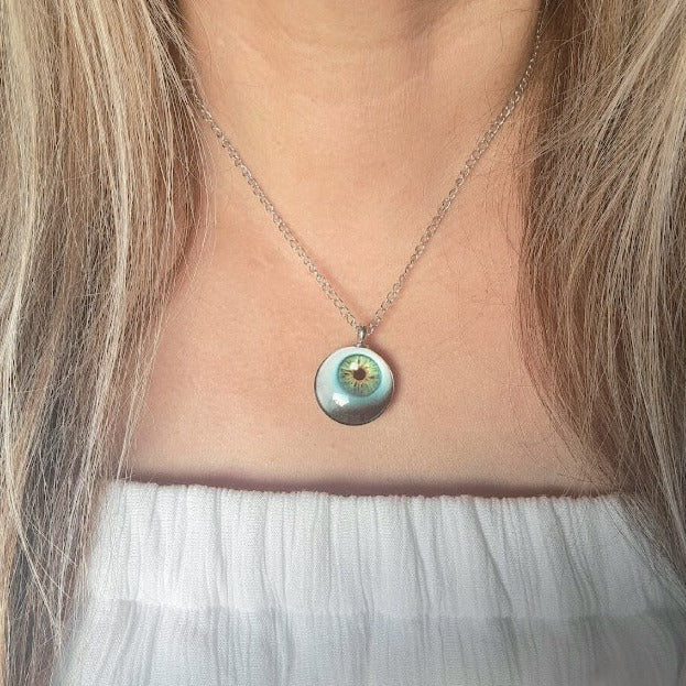 Spooky Eyeball Necklace, Gaze of Mystery Pendant, Chic & Creepy Halloween Jewelry, Eerie Vibe for Any Costume, Unique Gothic Style Look