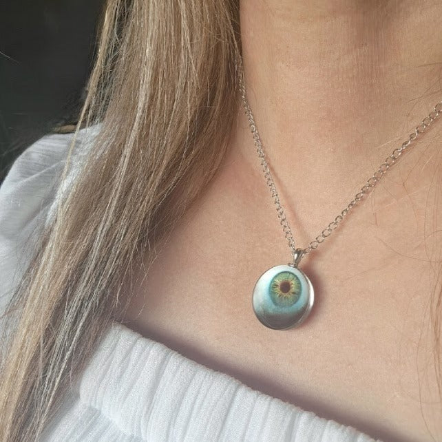 Spooky Eyeball Necklace, Gaze of Mystery Pendant, Chic & Creepy Halloween Jewelry, Eerie Vibe for Any Costume, Unique Gothic Style Look