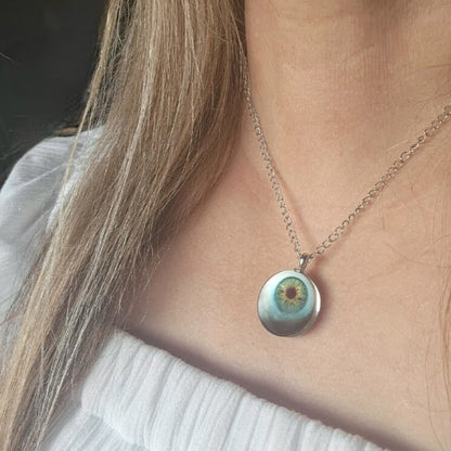 Collar con colgante de globo ocular espeluznante, mirada de misterio, joyería de Halloween elegante y espeluznante, ambiente espeluznante para cualquier disfraz, aspecto de estilo gótico único