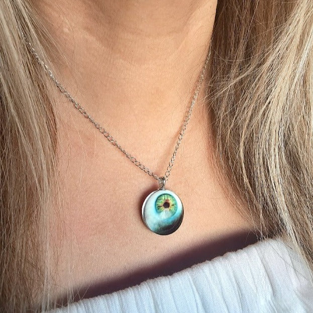 Spooky Eyeball Necklace, Gaze of Mystery Pendant, Chic & Creepy Halloween Jewelry, Eerie Vibe for Any Costume, Unique Gothic Style Look