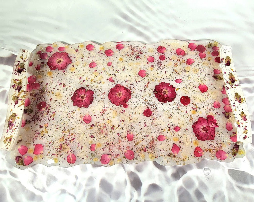 Véritables fleurs de rose rouge et plateau décoratif de pétales, planche de charcuterie élégante pour les rassemblements sociaux, art unique fait à la main, décor fantaisiste polyvalent