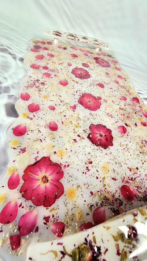 Véritables fleurs de rose rouge et plateau décoratif de pétales, planche de charcuterie élégante pour les rassemblements sociaux, art unique fait à la main, décor fantaisiste polyvalent