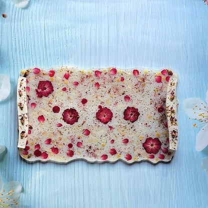 Véritables fleurs de rose rouge et plateau décoratif de pétales, planche de charcuterie élégante pour les rassemblements sociaux, art unique fait à la main, décor fantaisiste polyvalent