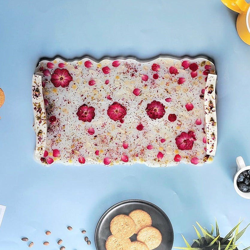 Véritables fleurs de rose rouge et plateau décoratif de pétales, planche de charcuterie élégante pour les rassemblements sociaux, art unique fait à la main, décor fantaisiste polyvalent