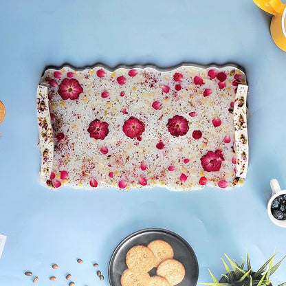 Véritables fleurs de rose rouge et plateau décoratif de pétales, planche de charcuterie élégante pour les rassemblements sociaux, art unique fait à la main, décor fantaisiste polyvalent