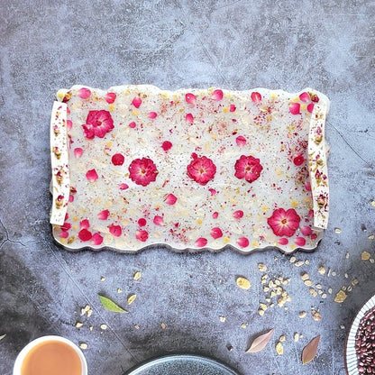 Flores de rosas rojas reales y bandeja decorativa de pétalos, elegante tablero de charcutería para reuniones sociales, arte único hecho a mano, decoración caprichosa versátil