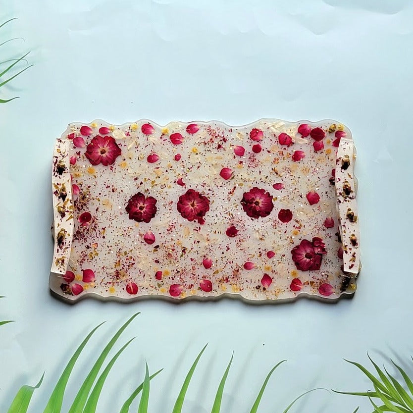 Véritables fleurs de rose rouge et plateau décoratif de pétales, planche de charcuterie élégante pour les rassemblements sociaux, art unique fait à la main, décor fantaisiste polyvalent