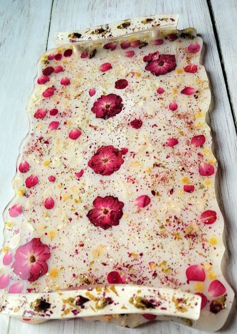 Véritables fleurs de rose rouge et plateau décoratif de pétales, planche de charcuterie élégante pour les rassemblements sociaux, art unique fait à la main, décor fantaisiste polyvalent