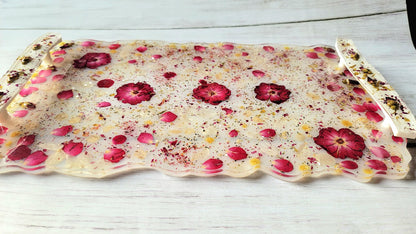 Véritables fleurs de rose rouge et plateau décoratif de pétales, planche de charcuterie élégante pour les rassemblements sociaux, art unique fait à la main, décor fantaisiste polyvalent