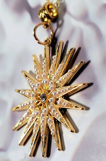 Vibrant Golden Star Necklace, Perfect Gift for Grace and Luxury, Exquisite Jewelry, Heavenly Celestial Beauty