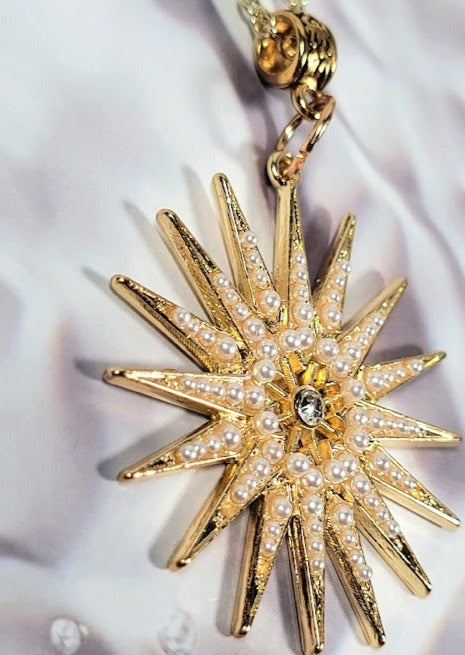 Vibrant Golden Star Necklace, Perfect Gift for Grace and Luxury, Exquisite Jewelry, Heavenly Celestial Beauty