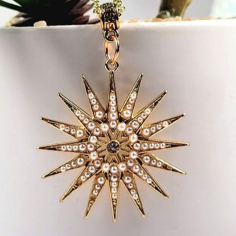 Vibrant Golden Star Necklace, Perfect Gift for Grace and Luxury, Exquisite Jewelry, Heavenly Celestial Beauty