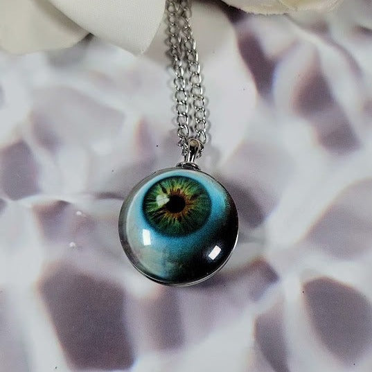 Collar con colgante de globo ocular espeluznante, mirada de misterio, joyería de Halloween elegante y espeluznante, ambiente espeluznante para cualquier disfraz, aspecto de estilo gótico único