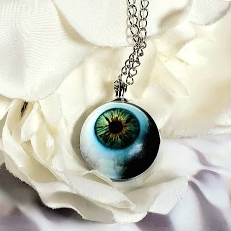 Collar con colgante de globo ocular espeluznante, mirada de misterio, joyería de Halloween elegante y espeluznante, ambiente espeluznante para cualquier disfraz, aspecto de estilo gótico único