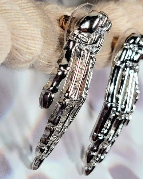 Spooky Chic Skeleton Hand Stud Pendiente, Elegante accesorio de Halloween, Elegancia mística para fiestas de disfraces, Gracia espeluznante en cada momento