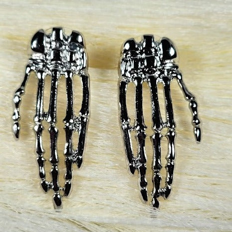 Spooky Chic Skeleton Hand Stud Pendiente, Elegante accesorio de Halloween, Elegancia mística para fiestas de disfraces, Gracia espeluznante en cada momento