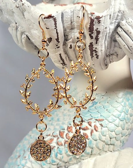 Elegant Teardrop-Shaped Golden Wreath Earring, Sophisticated Dangle