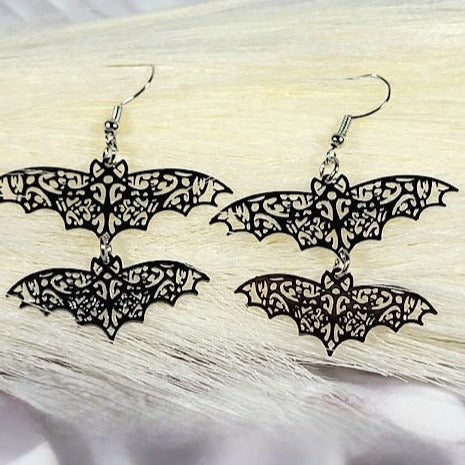 Boucle d'oreille gracieuse avec accent de chauve-souris, mystère rencontre chic, bijoux de mode glamour effrayants uniques, accessoire d'Halloween audacieux et magnifique