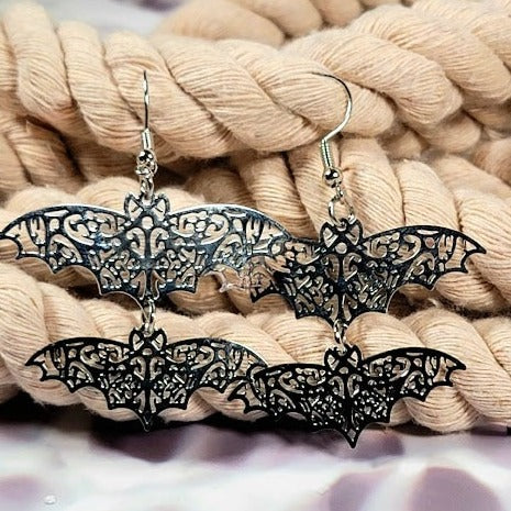 Boucle d'oreille gracieuse avec accent de chauve-souris, mystère rencontre chic, bijoux de mode glamour effrayants uniques, accessoire d'Halloween audacieux et magnifique