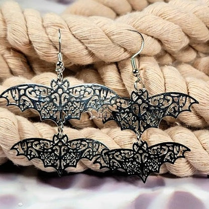 Boucle d'oreille gracieuse avec accent de chauve-souris, mystère rencontre chic, bijoux de mode glamour effrayants uniques, accessoire d'Halloween audacieux et magnifique